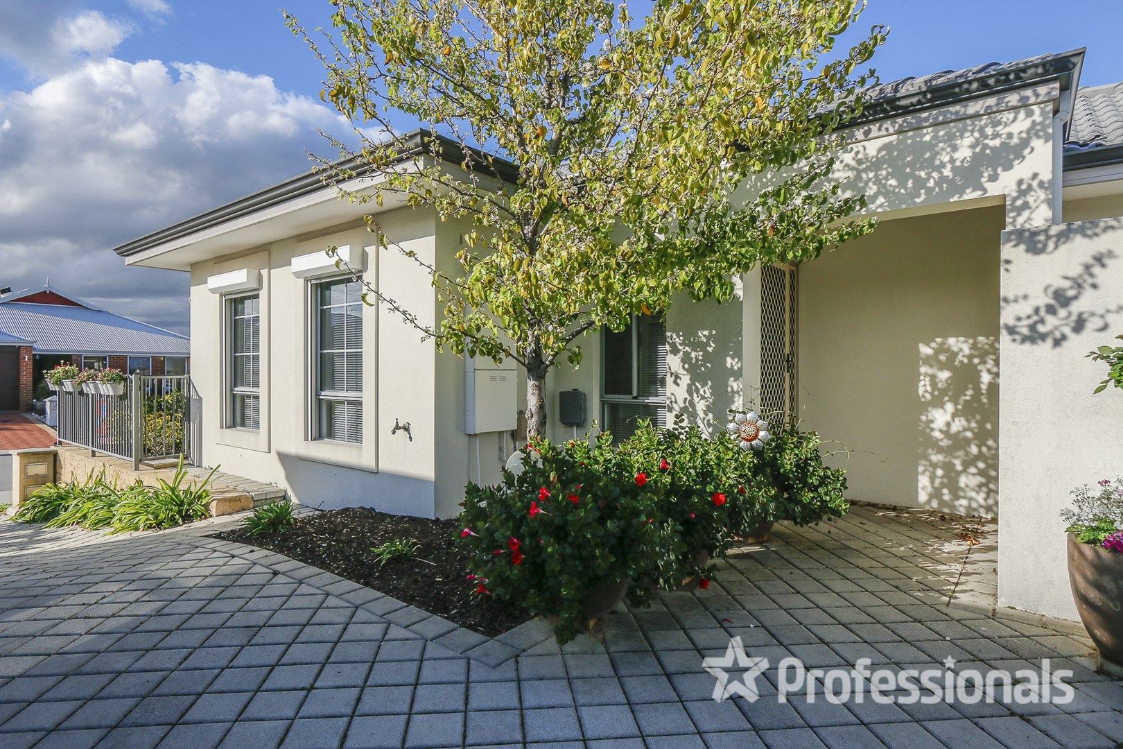 2 bedrooms House in 16 Barclay Way AVELEY WA, 6069