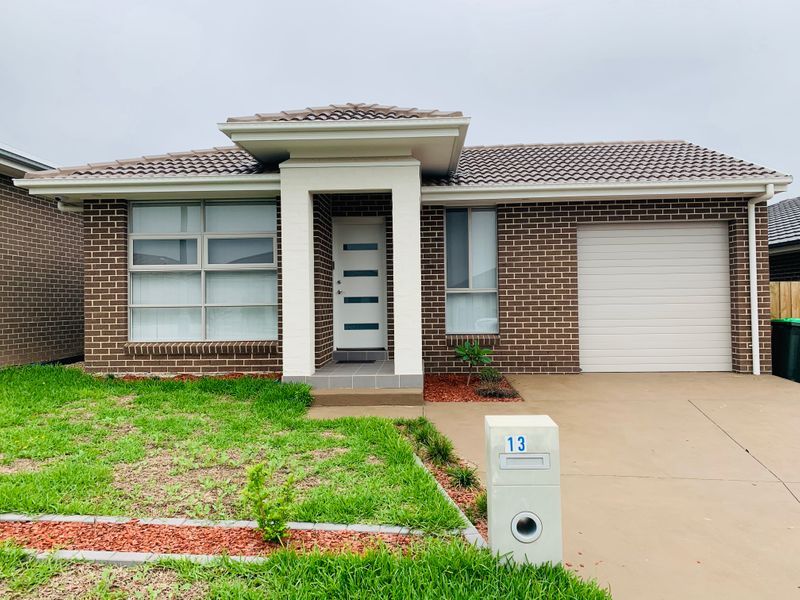 4 bedrooms House in 13 Rowan Street ORAN PARK NSW, 2570