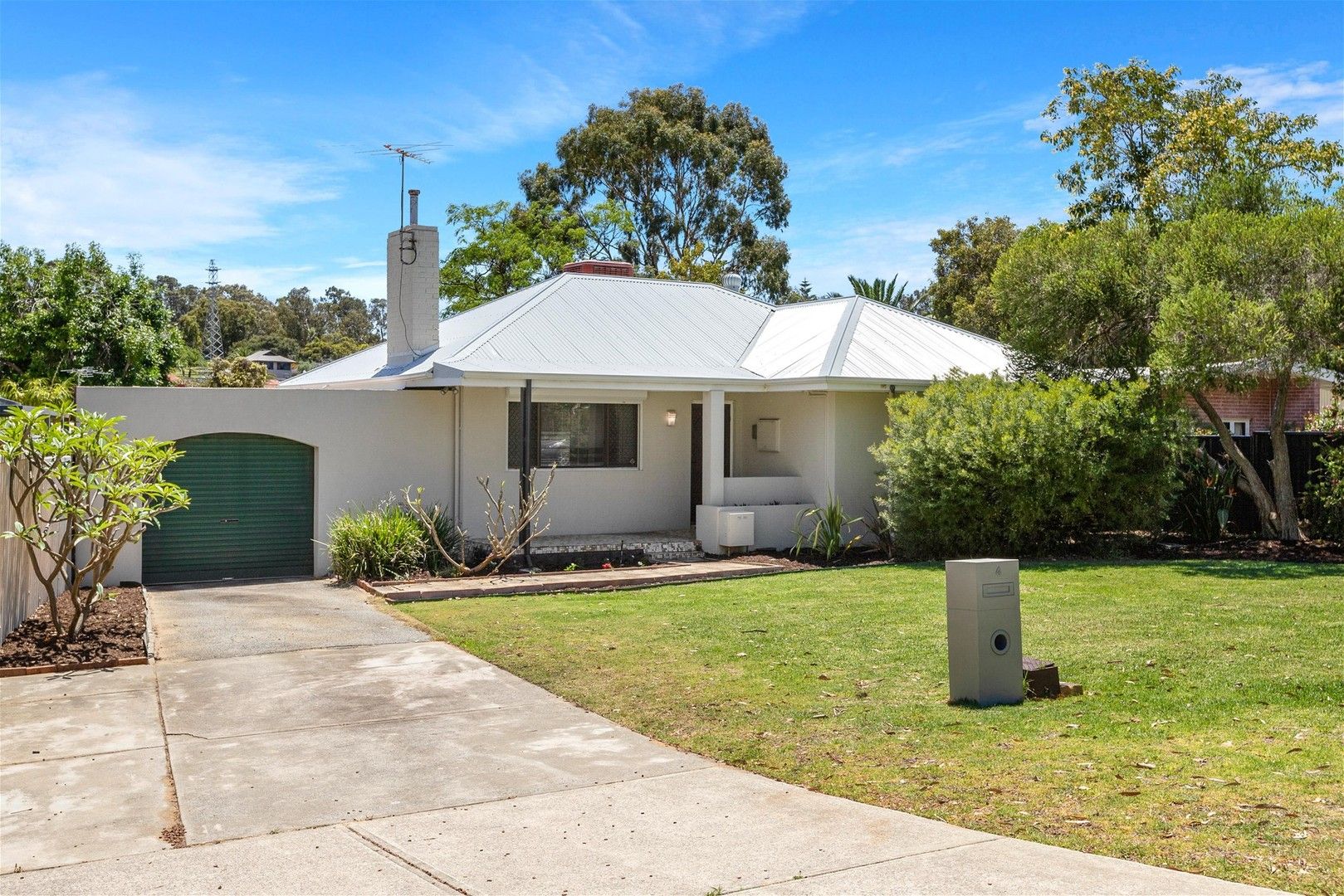 3 bedrooms House in 4 Hillier Crescent HAMILTON HILL WA, 6163
