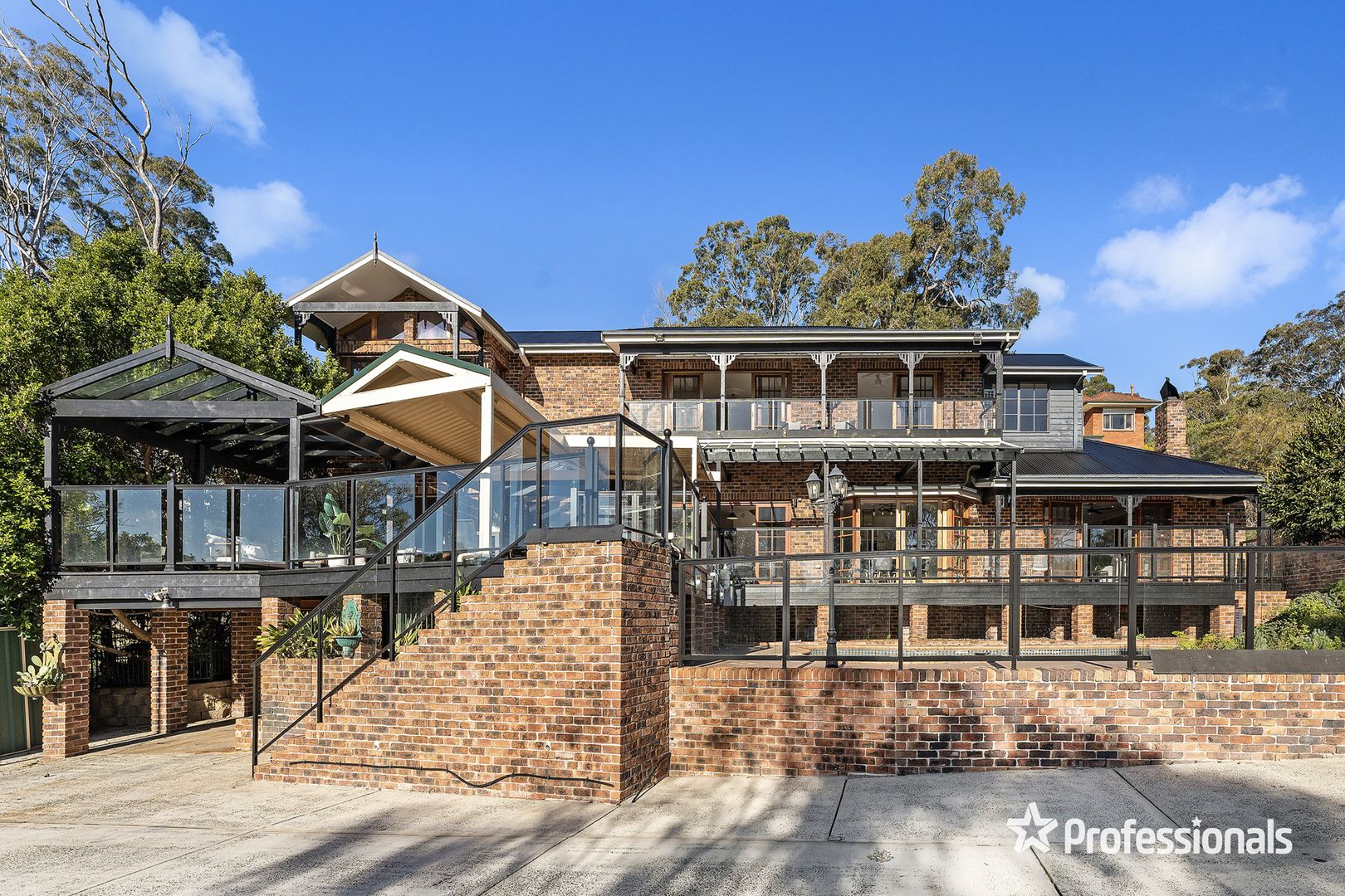 834 Henry Lawson Drive, Picnic Point NSW 2213