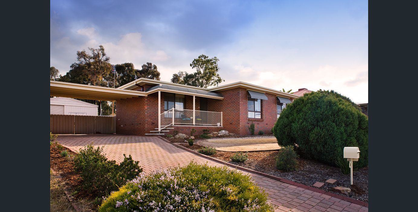 3 bedrooms House in 18 Mockridge Drive KANGAROO FLAT VIC, 3555