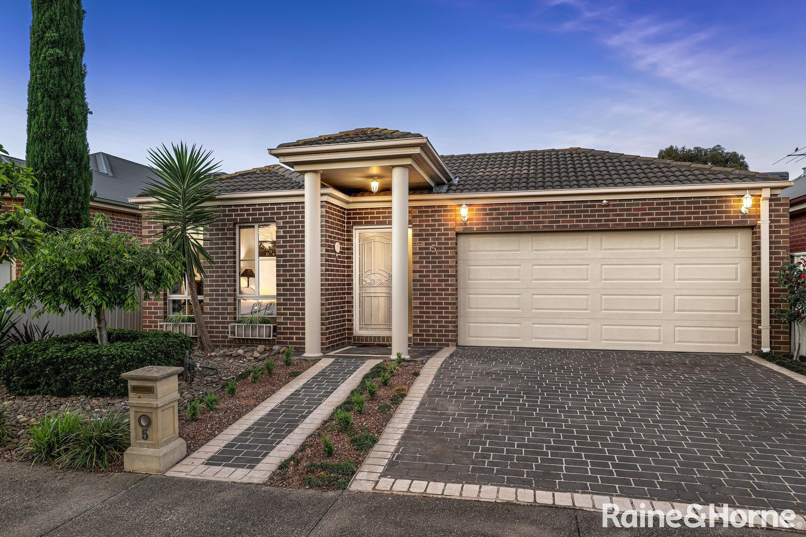 3 bedrooms House in 5 Parkin Avenue CAROLINE SPRINGS VIC, 3023