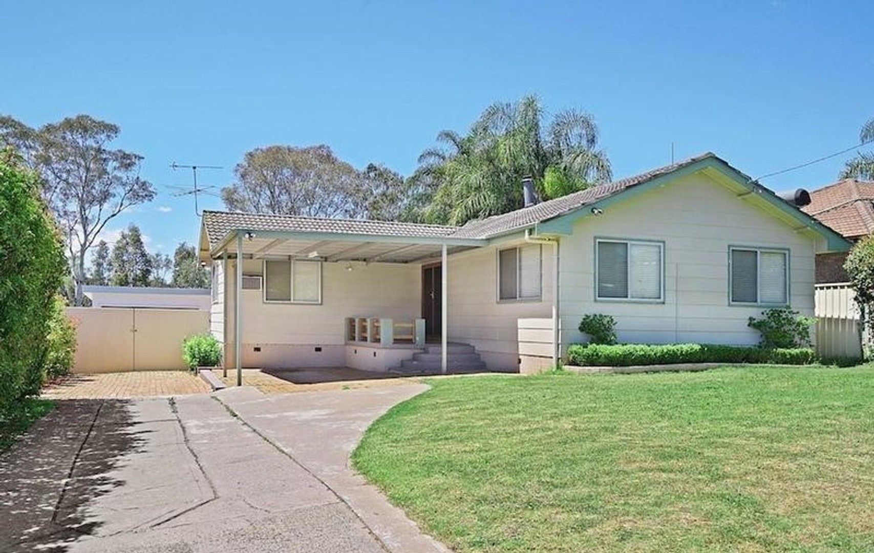 3 bedrooms House in 20 Woodland Crescent NARELLAN NSW, 2567