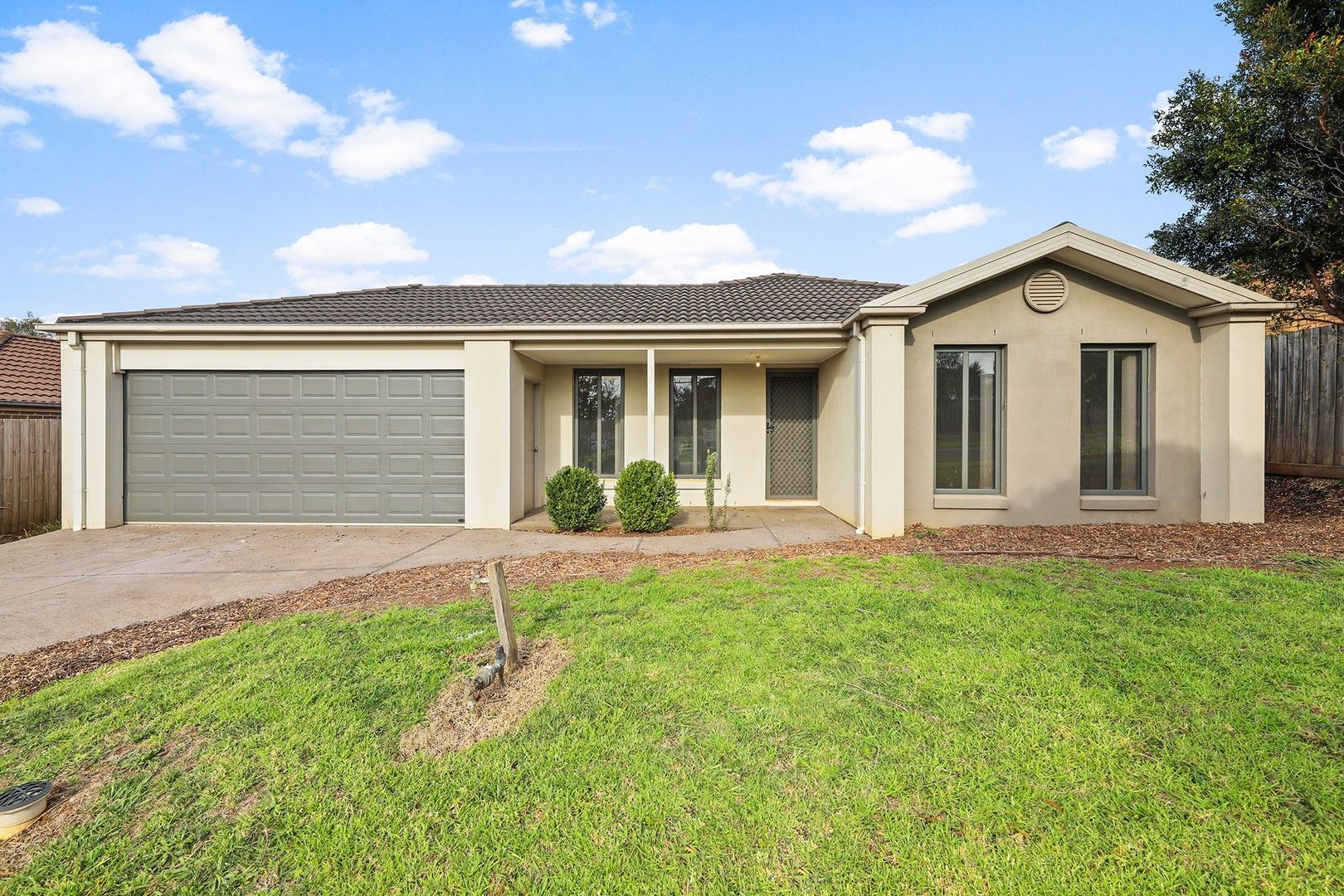 4 bedrooms House in 10 Rivendale Crescent DROUIN VIC, 3818