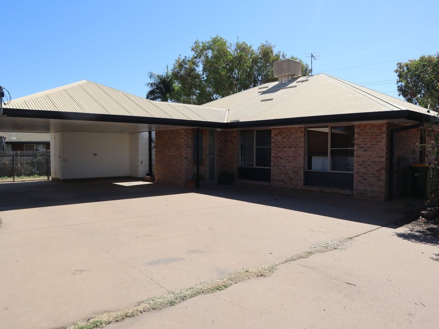 3 bedrooms House in 5 Chalmers Crescent EMERALD QLD, 4720