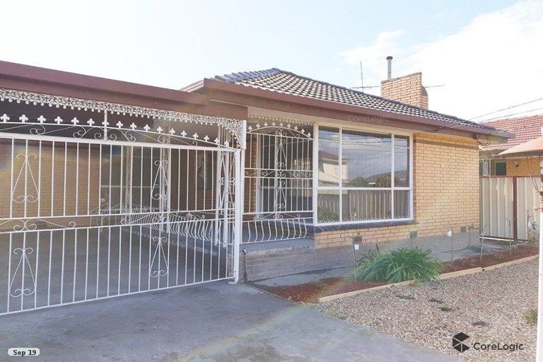 3 bedrooms House in 17 Chestnut Drive ST ALBANS VIC, 3021