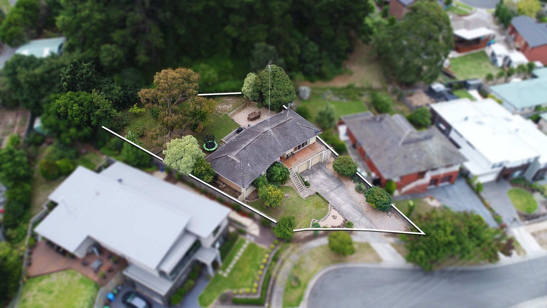 3 bedrooms House in 16 Queens Court BERWICK VIC, 3806