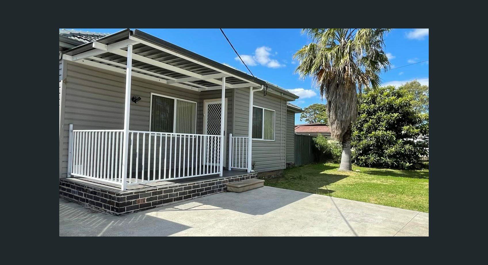 3 bedrooms House in 4 Dan Crescent LANSVALE NSW, 2166