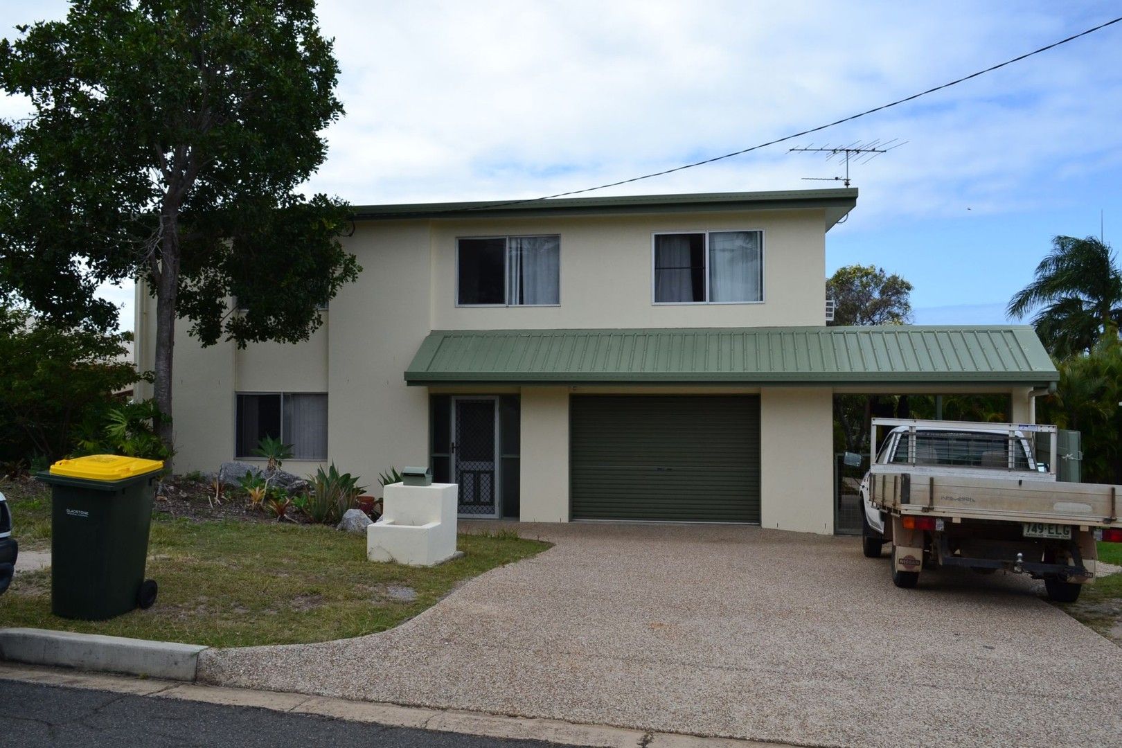 5 bedrooms House in 12 Crest Avenue BOYNE ISLAND QLD, 4680