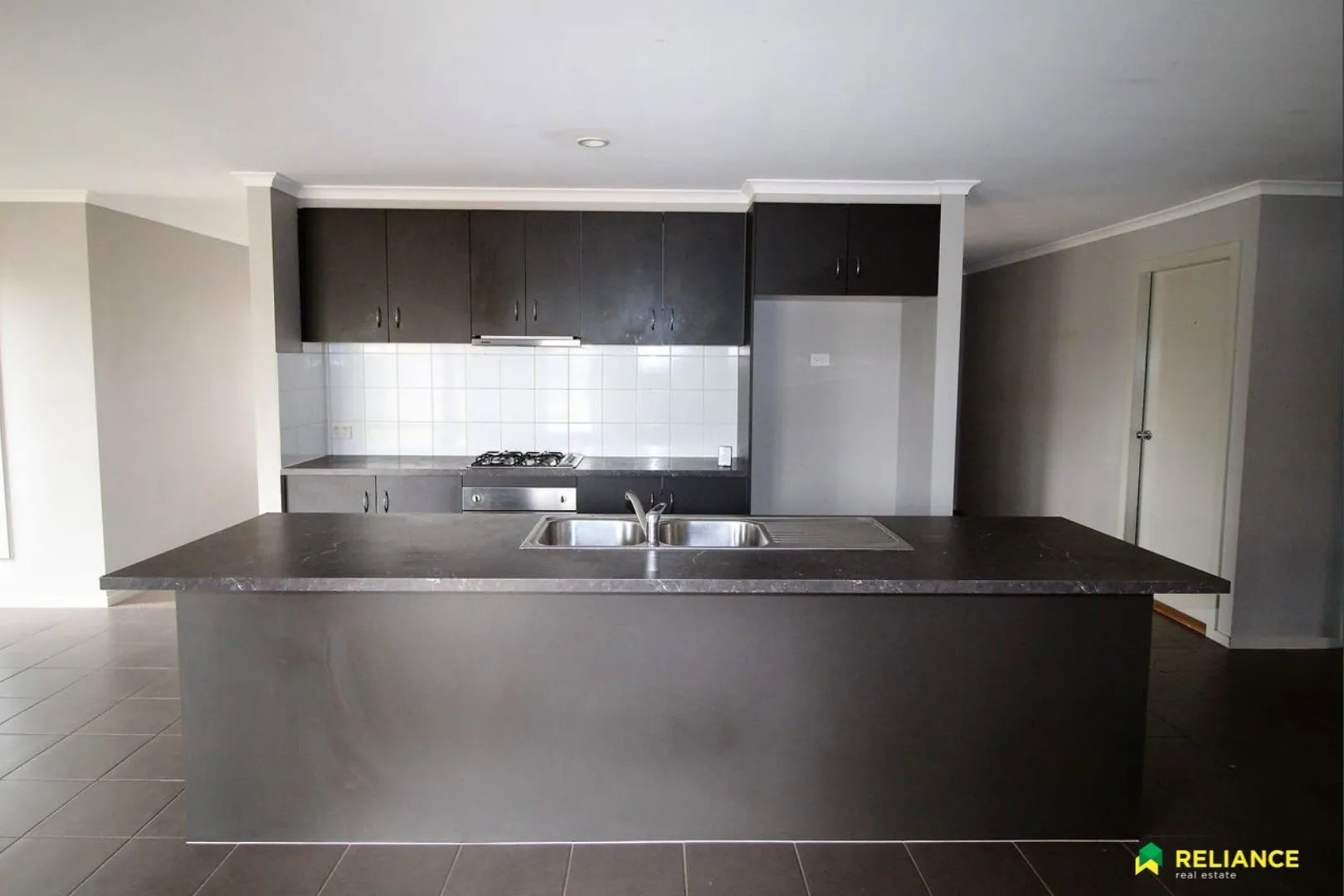 Light-Filled Family Haven in a Sought-After Pocket of Point Cook - Widok 4