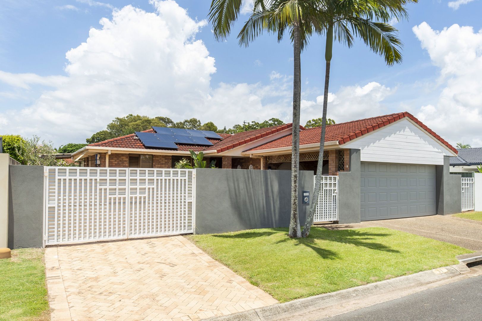 33 Lakefield Crescent, Paradise Point QLD 4216, Image 1