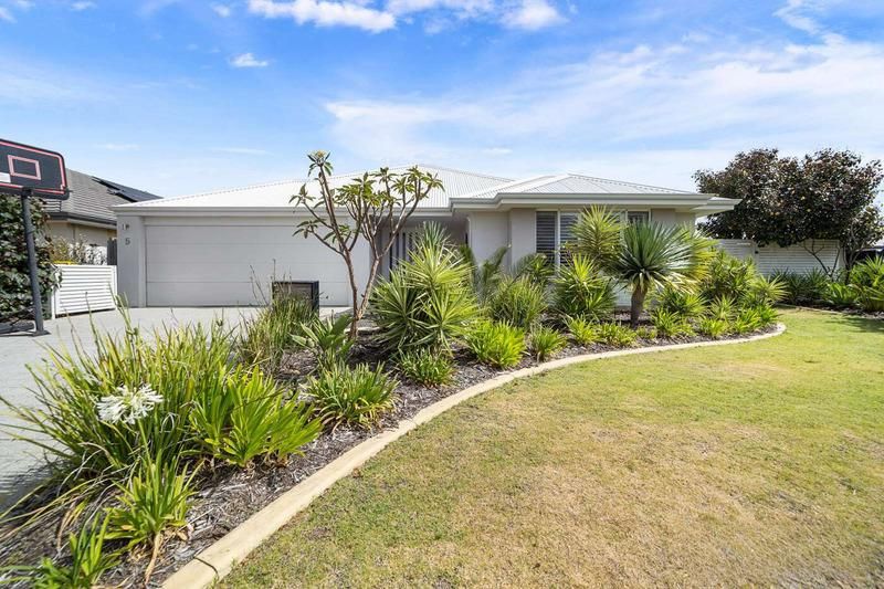 4 bedrooms House in 5 Stonyford Bend ELLENBROOK WA, 6069