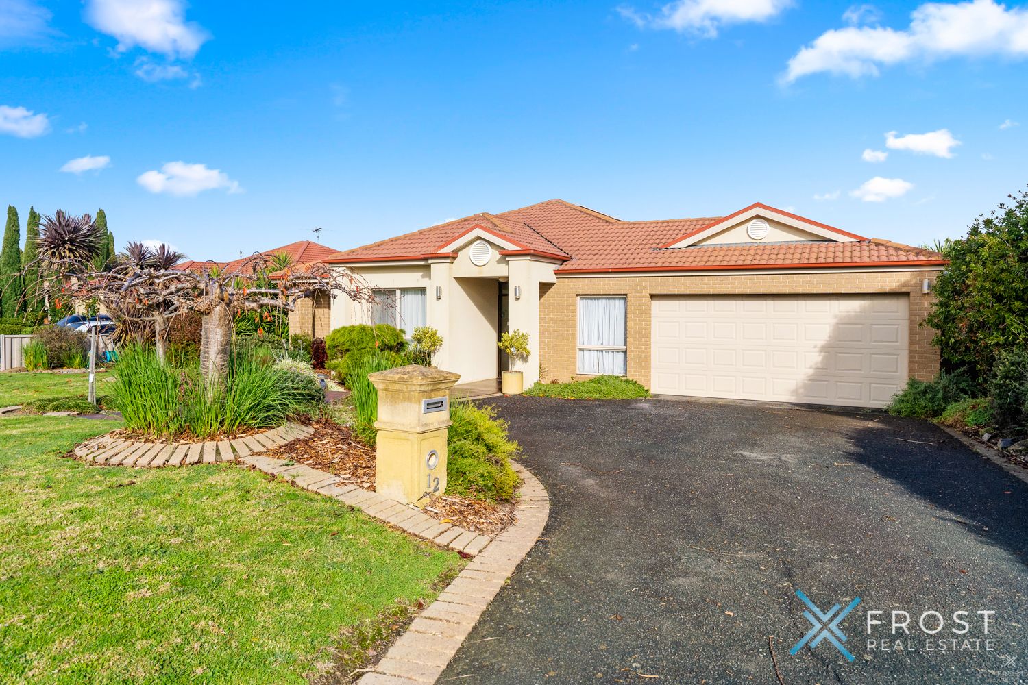 4 bedrooms House in 12 St Andrews Close HIDDEN VALLEY VIC, 3756