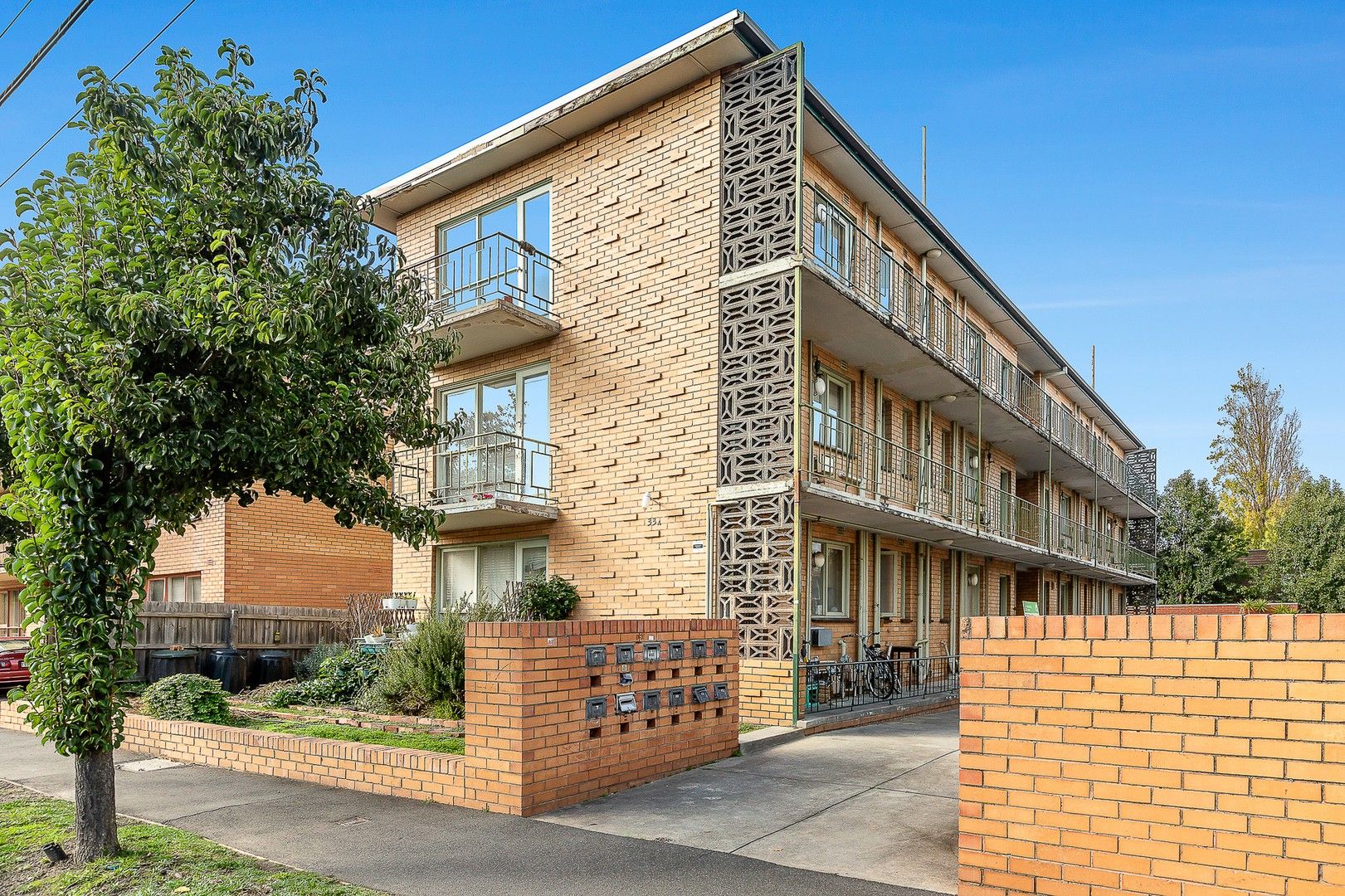 1 bedrooms Apartment / Unit / Flat in 11/33a Byron Street ELWOOD VIC, 3184
