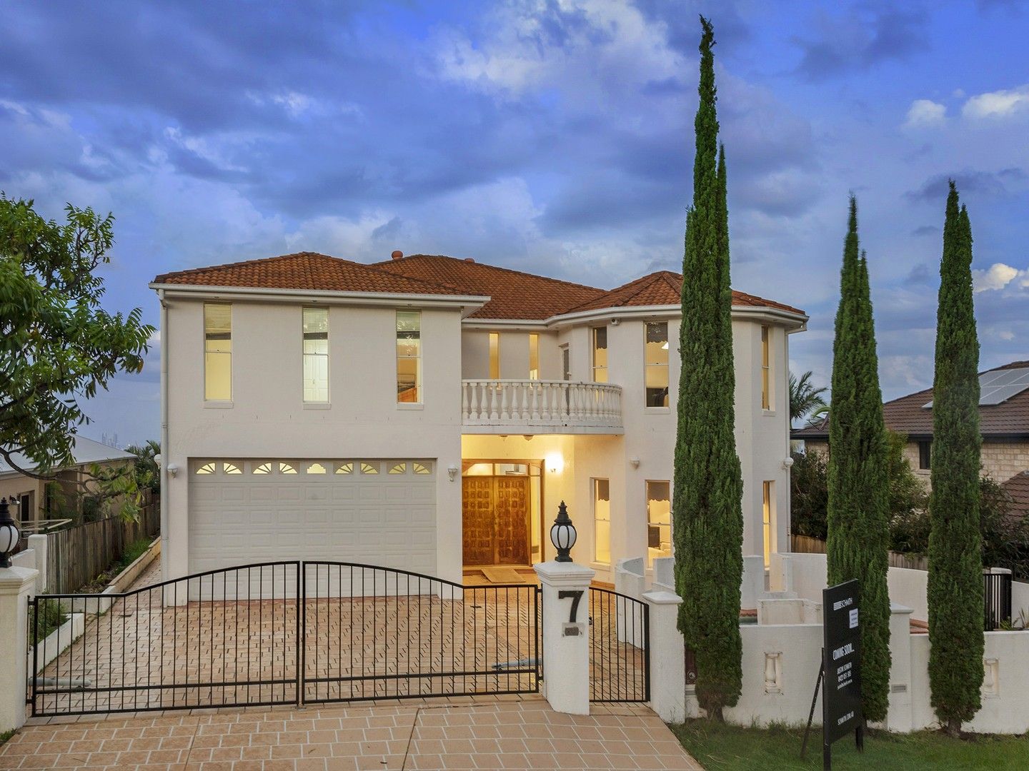 6 bedrooms House in 7 Mercure Place HIGHLAND PARK QLD, 4211