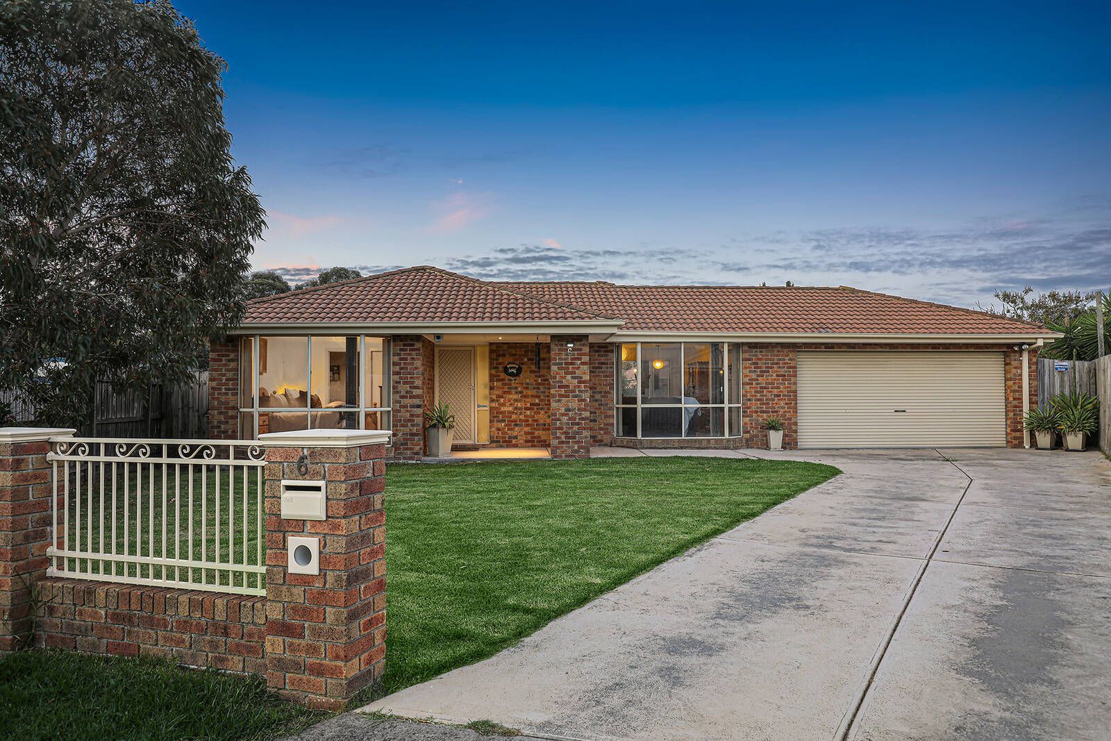 4 bedrooms House in 6 Elpara Place SKYE VIC, 3977