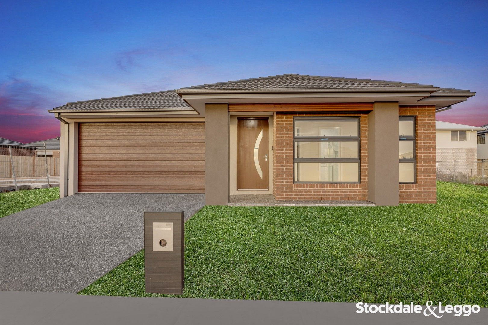 4 bedrooms House in 61 Chalcot Circuit FRASER RISE VIC, 3336