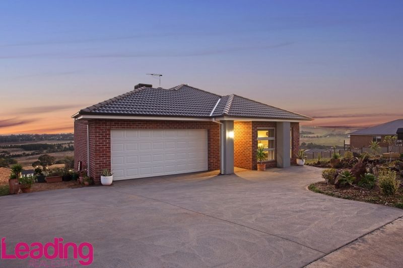4 bedrooms House in 124 Belleview Drive SUNBURY VIC, 3429