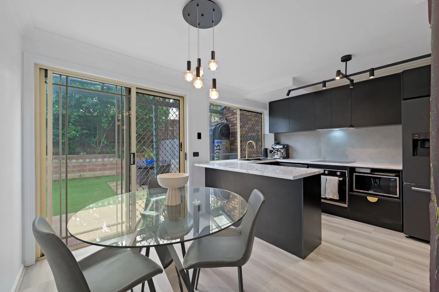 Renovated Townhouse in Ultra-Convenient Pocket