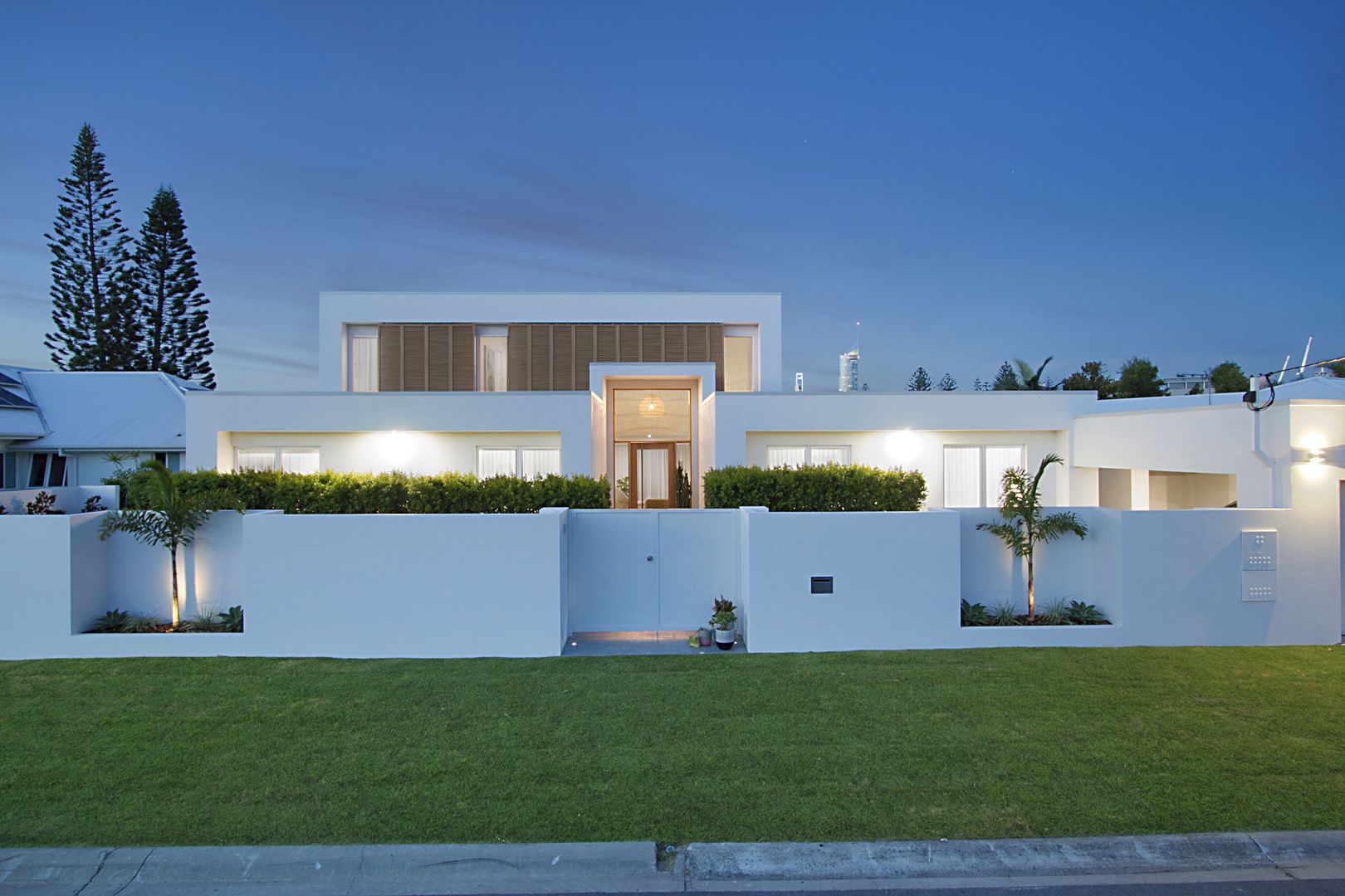 12 Beverley Crescent, Broadbeach Waters Property History & Address