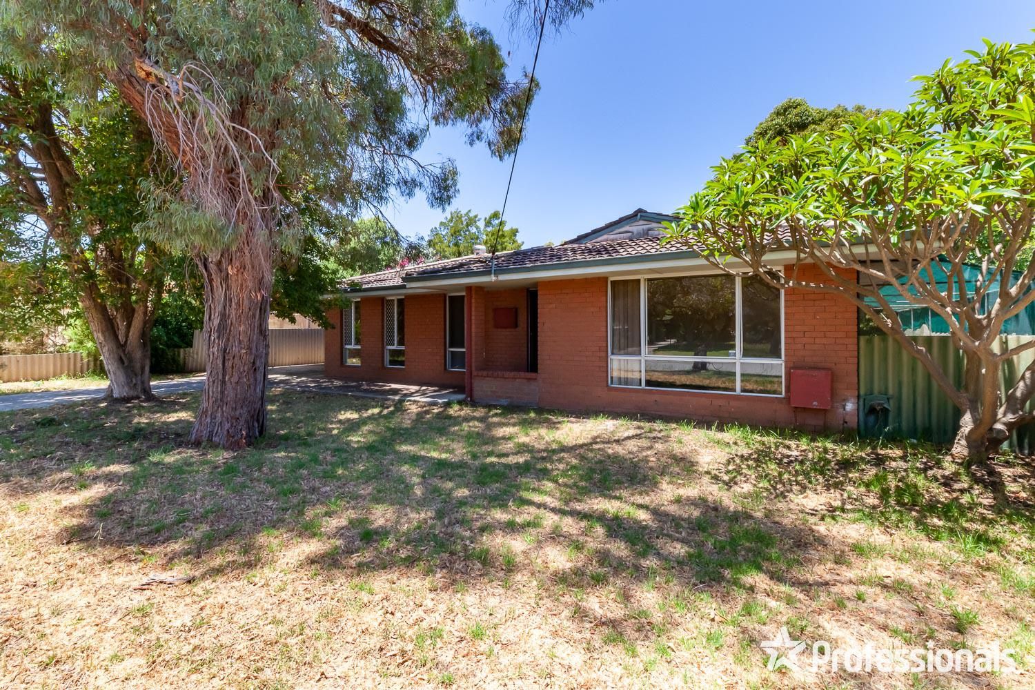 3 bedrooms House in 27 Kootingal Road ARMADALE WA, 6112