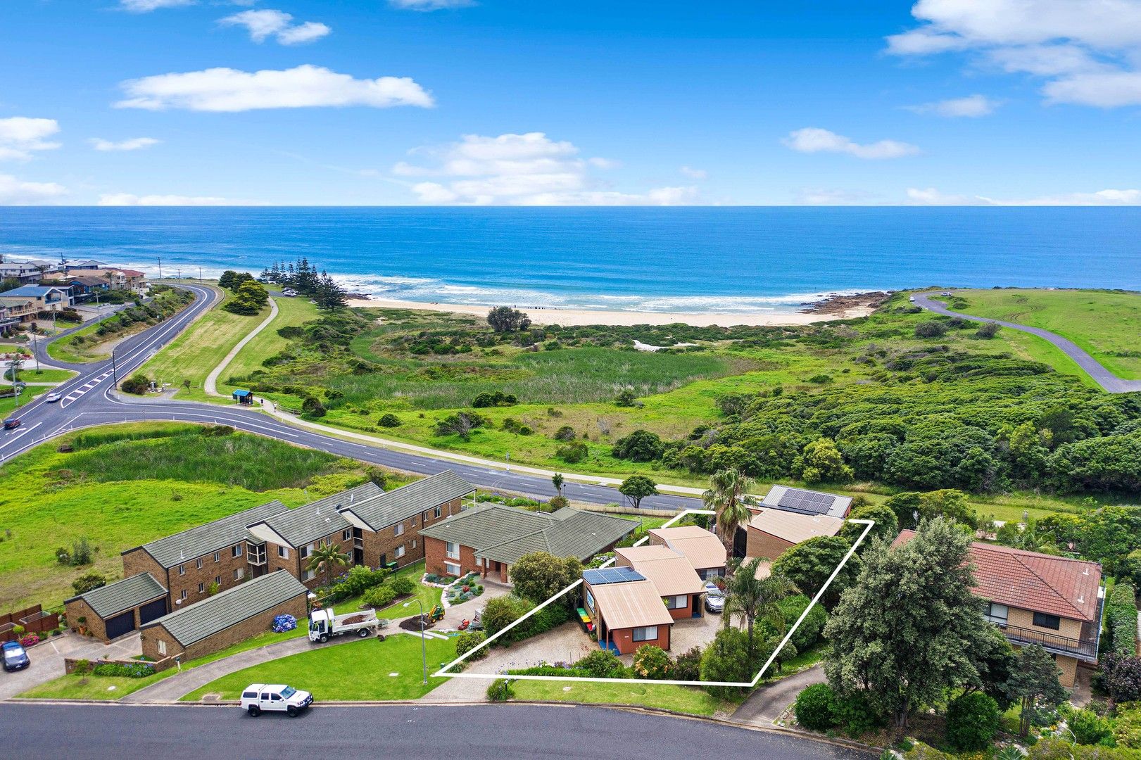 6 bedrooms House in 8 Warbler Crescent NORTH NAROOMA NSW, 2546
