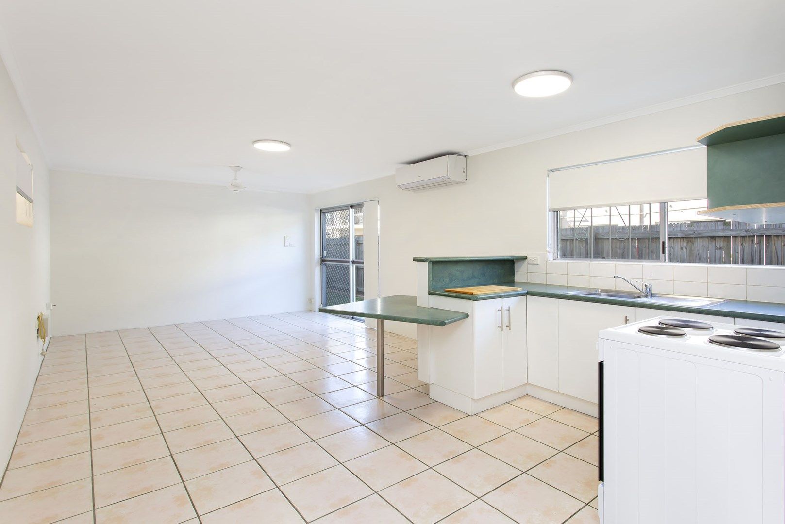 2/10 Ethel Street, Hyde Park QLD 4812, Image 0