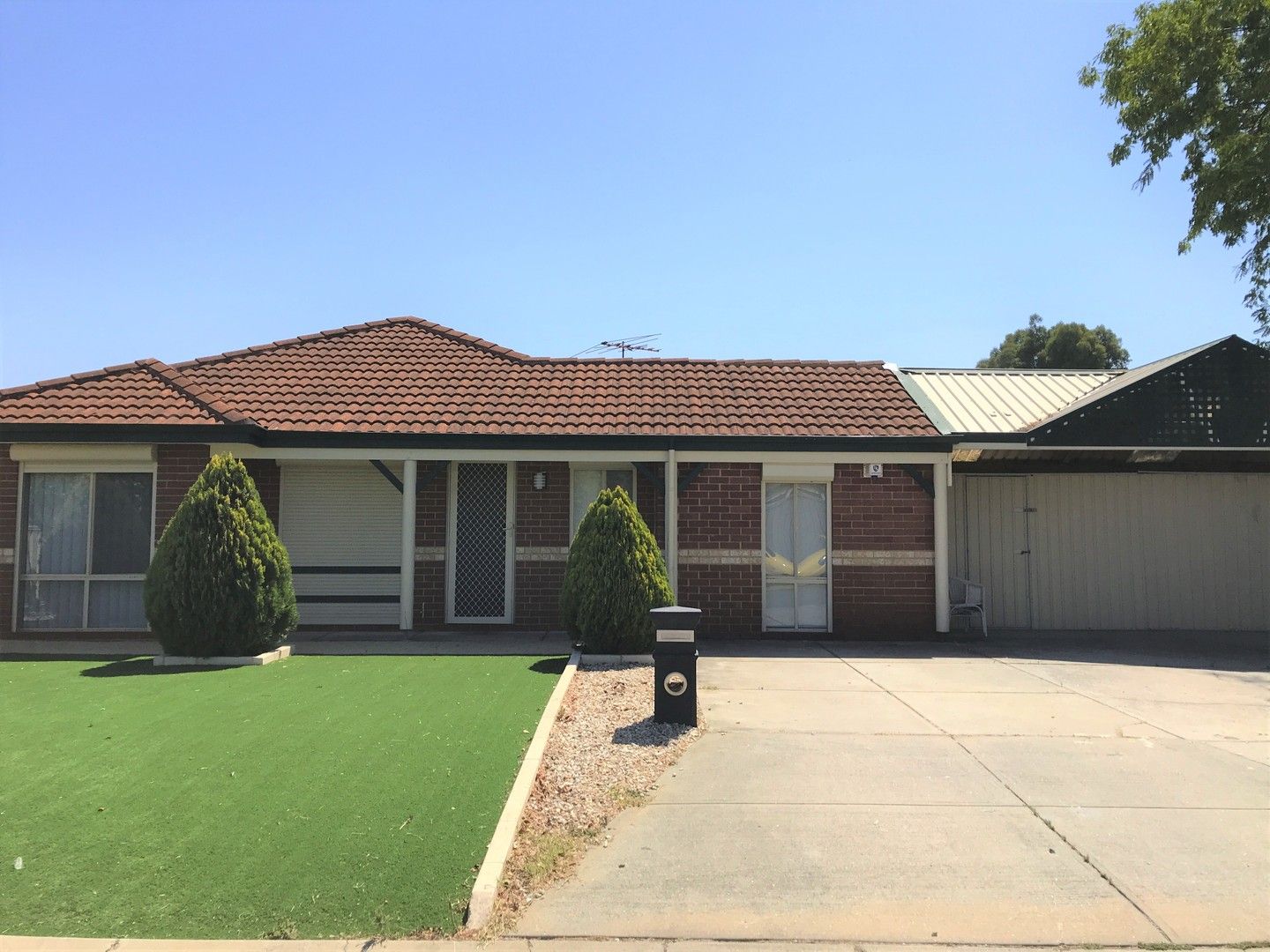 4 bedrooms House in 1 Bull Place QUEENS PARK WA, 6107