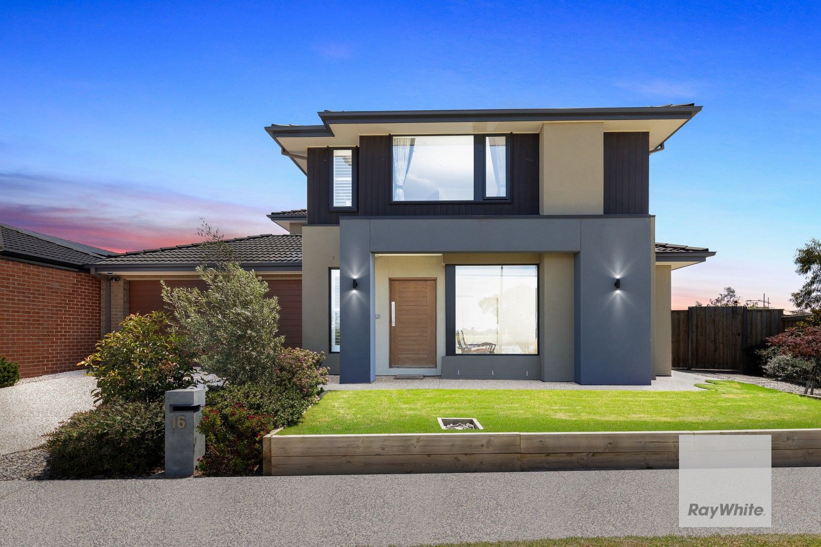 5 bedrooms House in 16 Featherwood Drive AINTREE VIC, 3336
