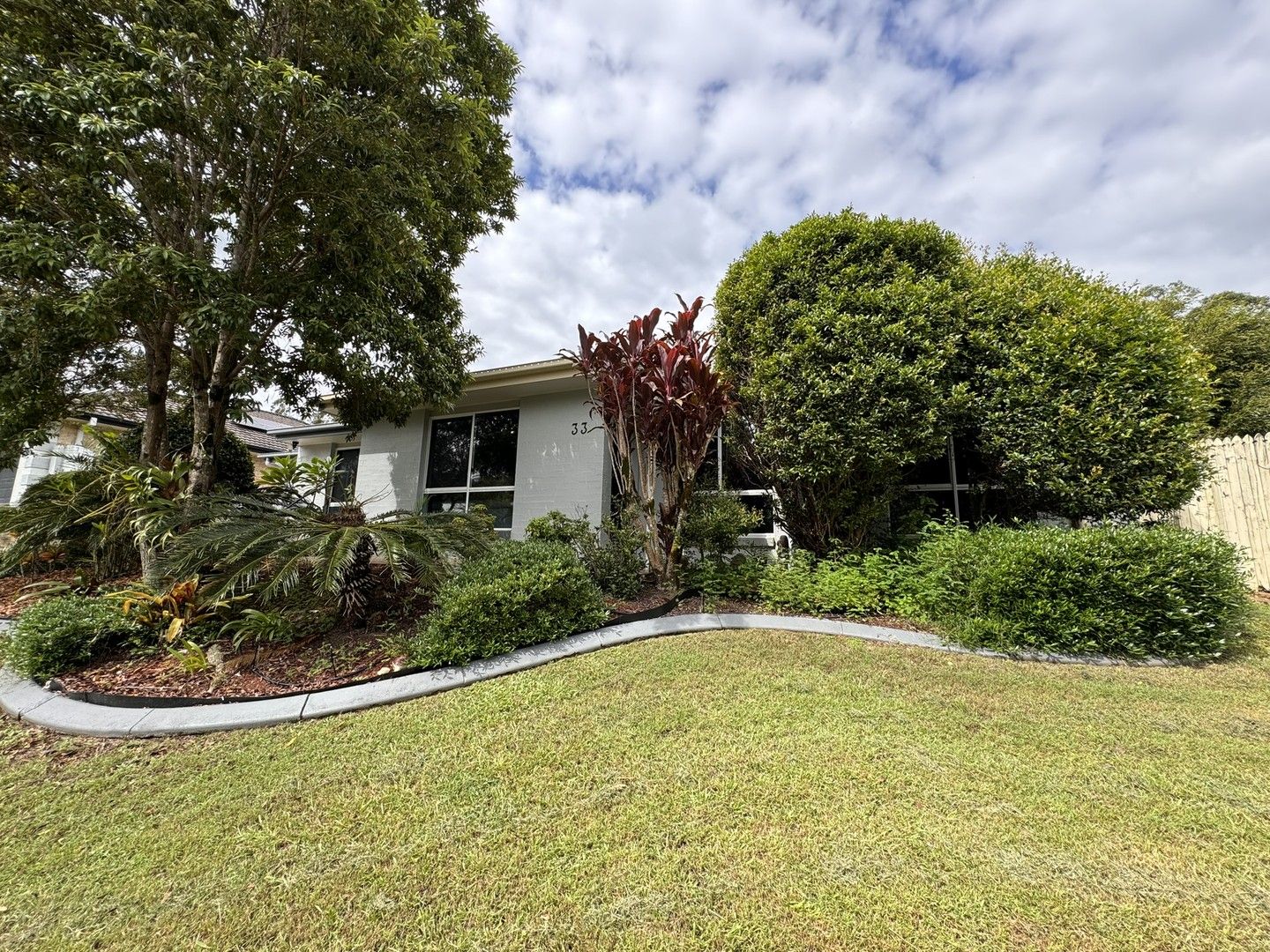 4 bedrooms House in 33 Tiverton Place LANDSBOROUGH QLD, 4550