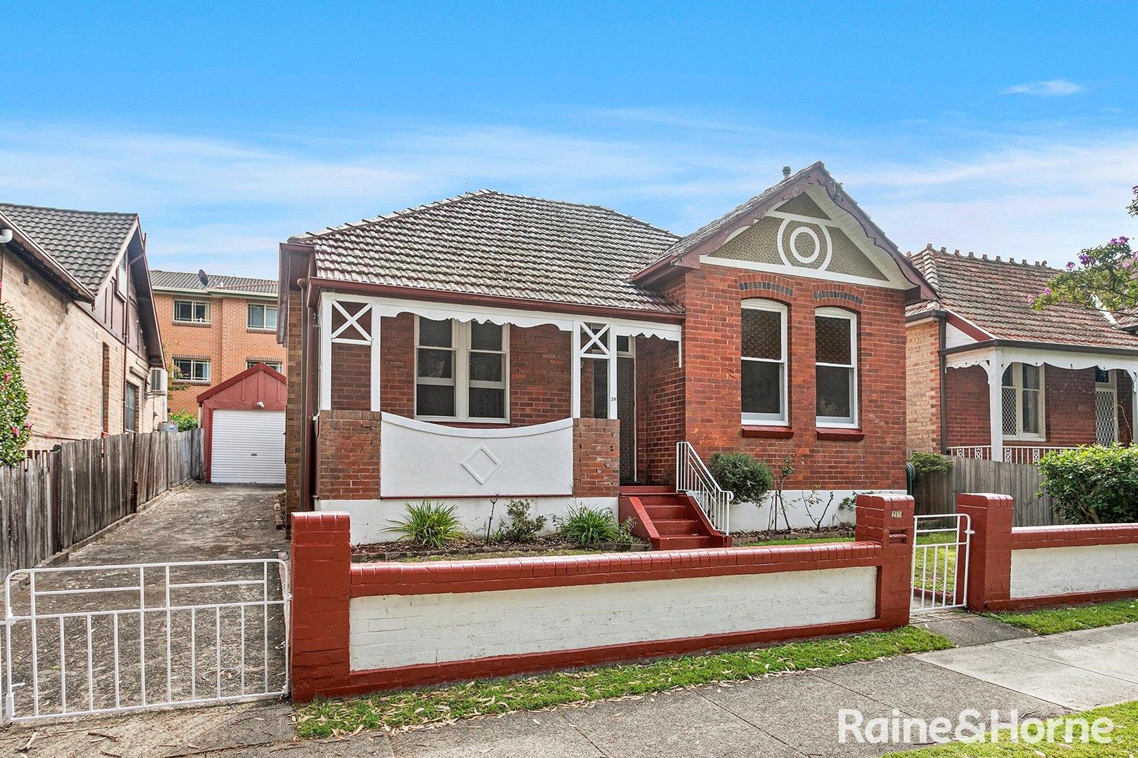 4 bedrooms House in 29 Hampton Court Road CARLTON NSW, 2218