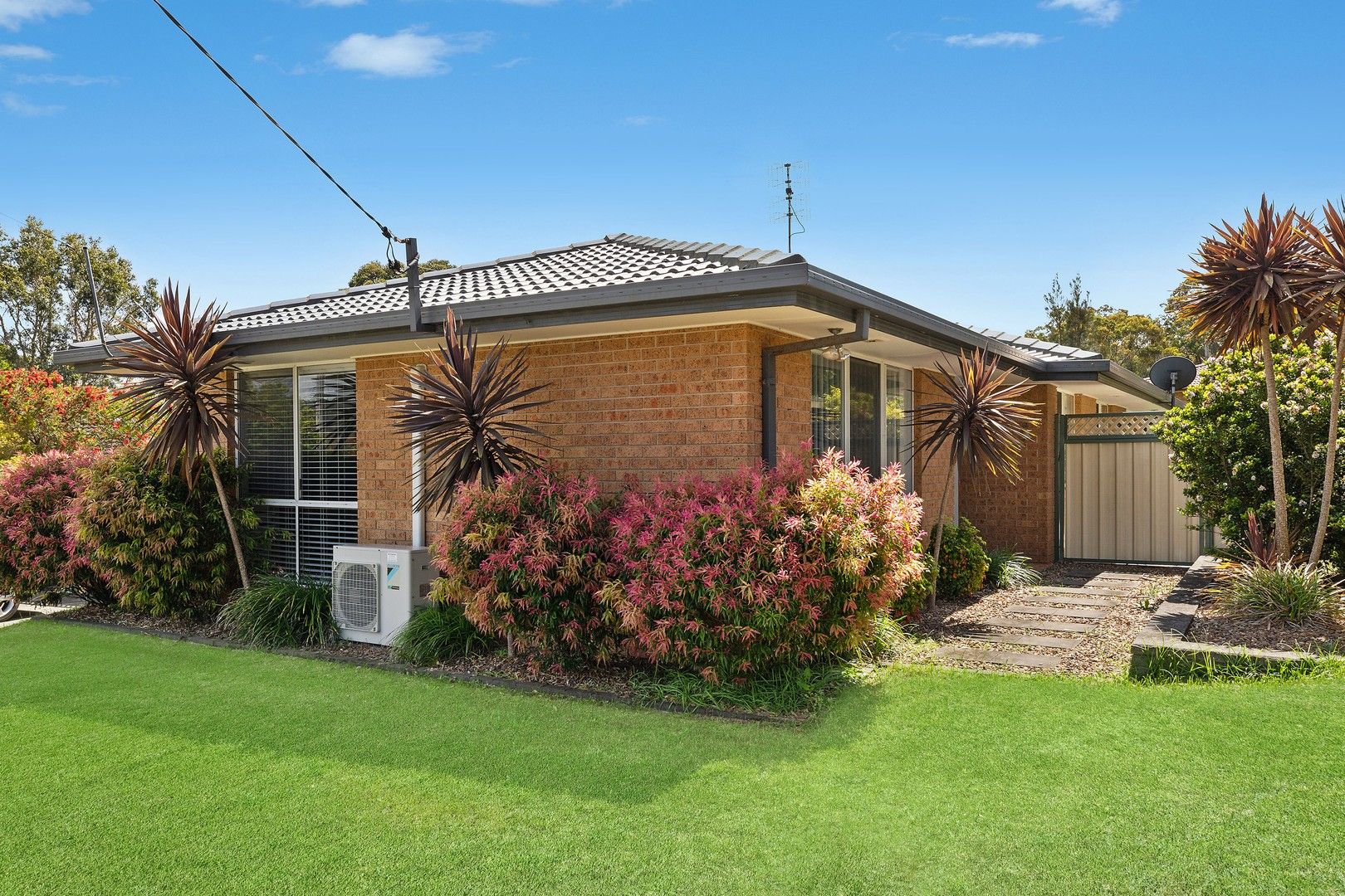 4 bedrooms House in 11 Lincoln Close BATEAU BAY NSW, 2261