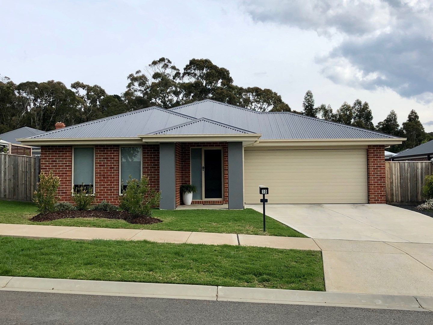 4 bedrooms House in 10 Winlaton Way WOODEND VIC, 3442