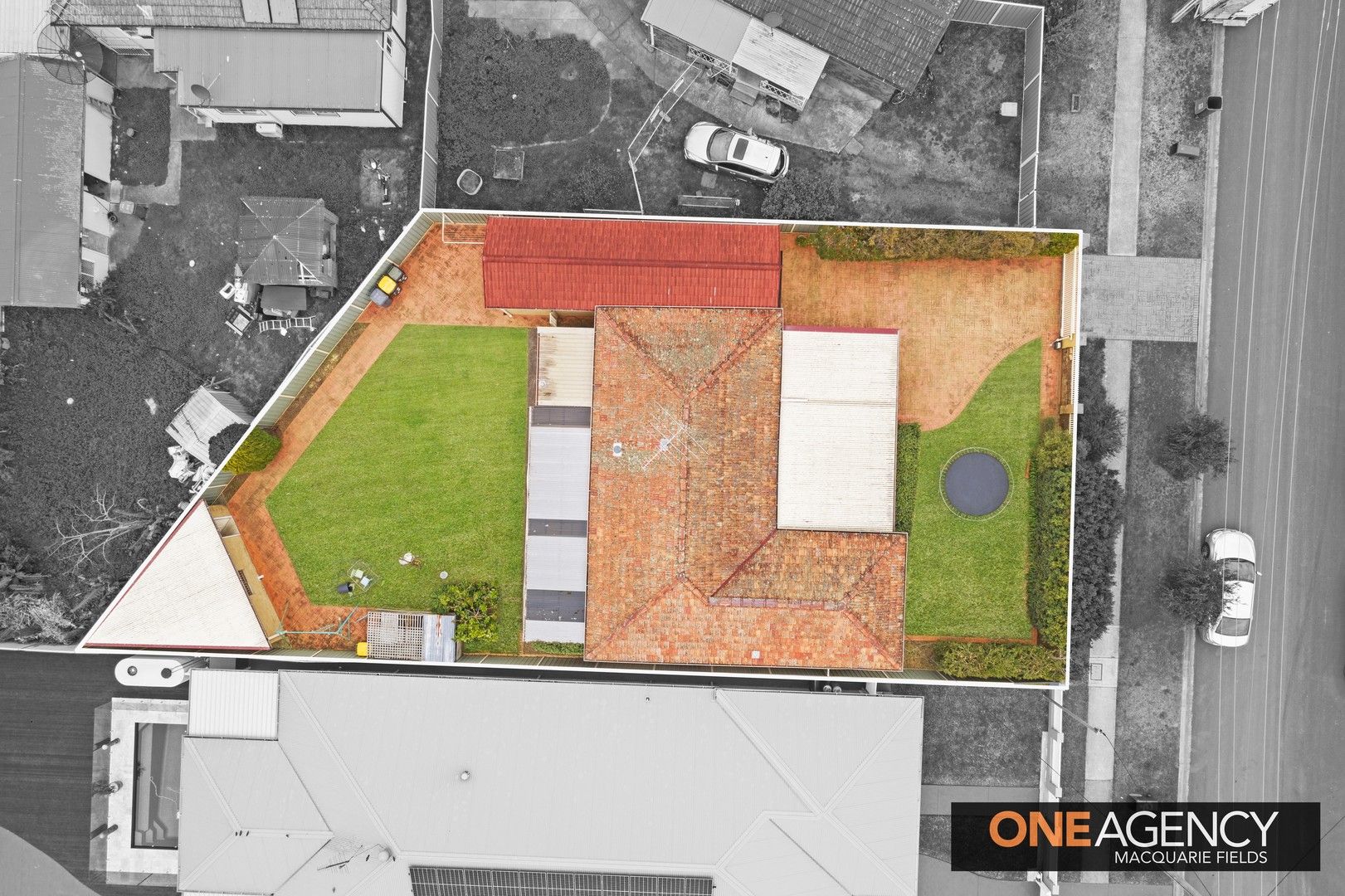 3 bedrooms House in 1 parkland avenue MACQUARIE FIELDS NSW, 2564