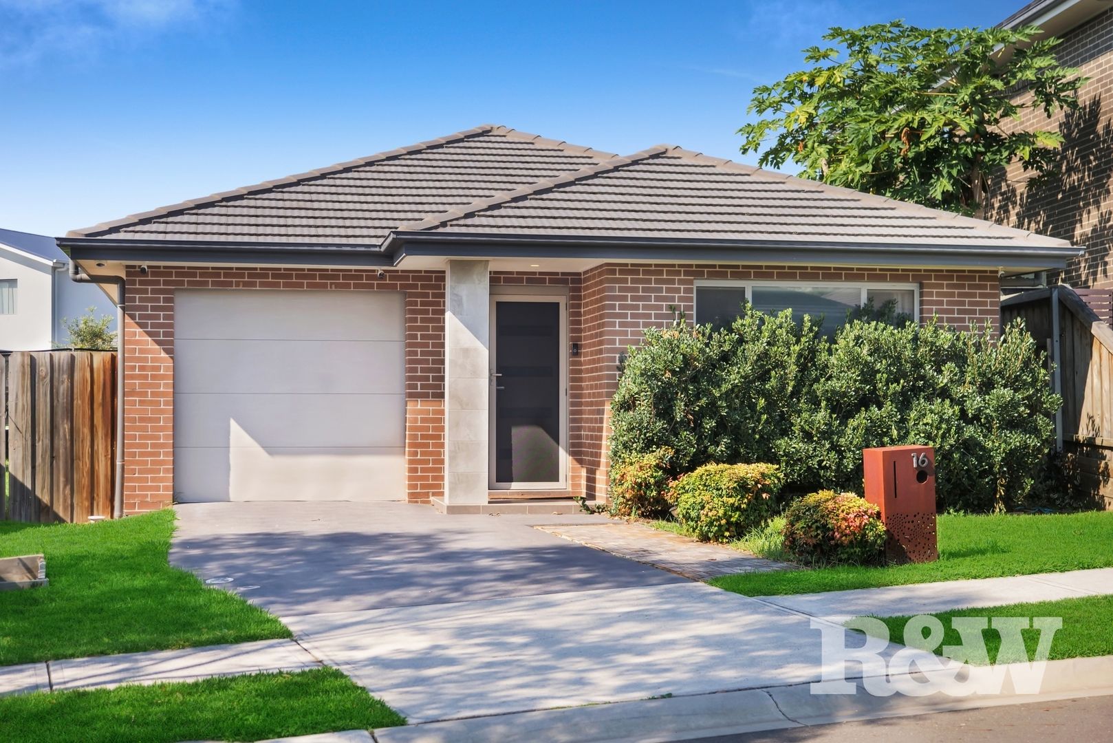 16 Olley Street, Claymore NSW 2559