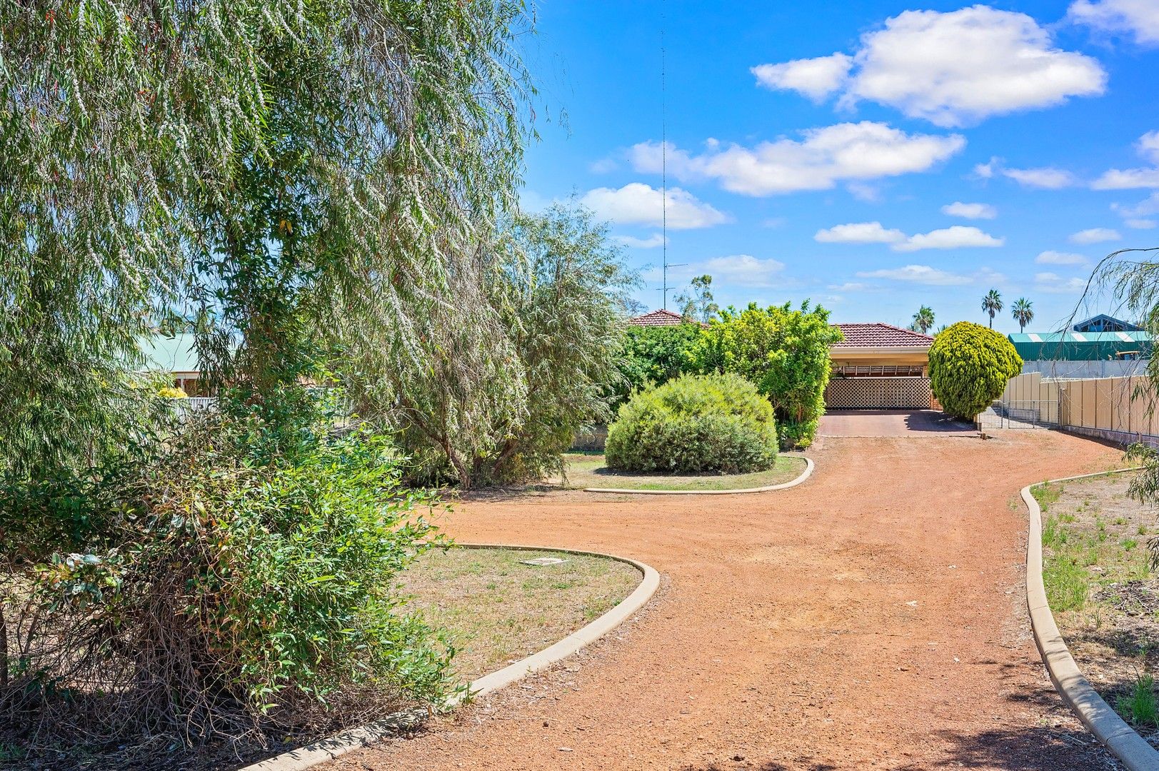 4 bedrooms House in 8 Laura Avenue AUSTRALIND WA, 6233