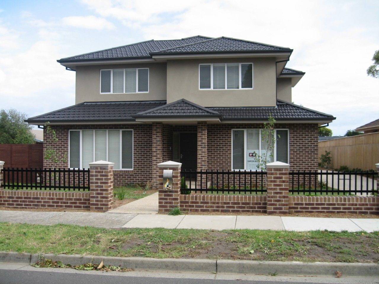 4 bedrooms House in 1/92 Essex street MOUNT WAVERLEY VIC, 3149