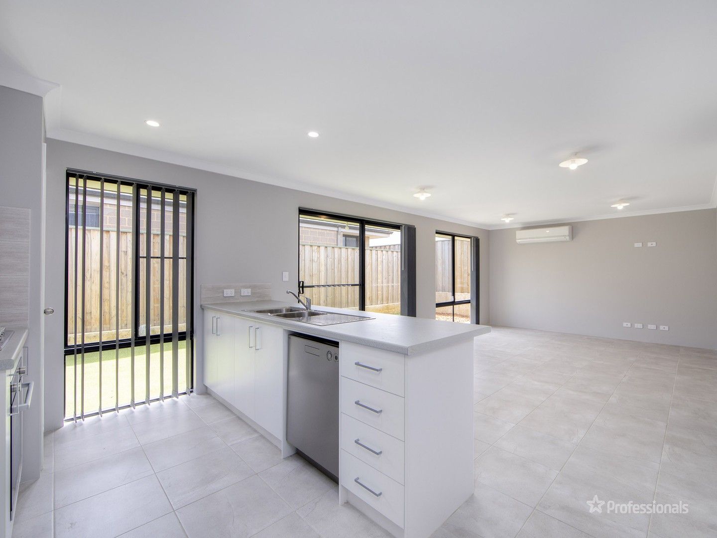 3 bedrooms House in 23 Poet Street ELLENBROOK WA, 6069