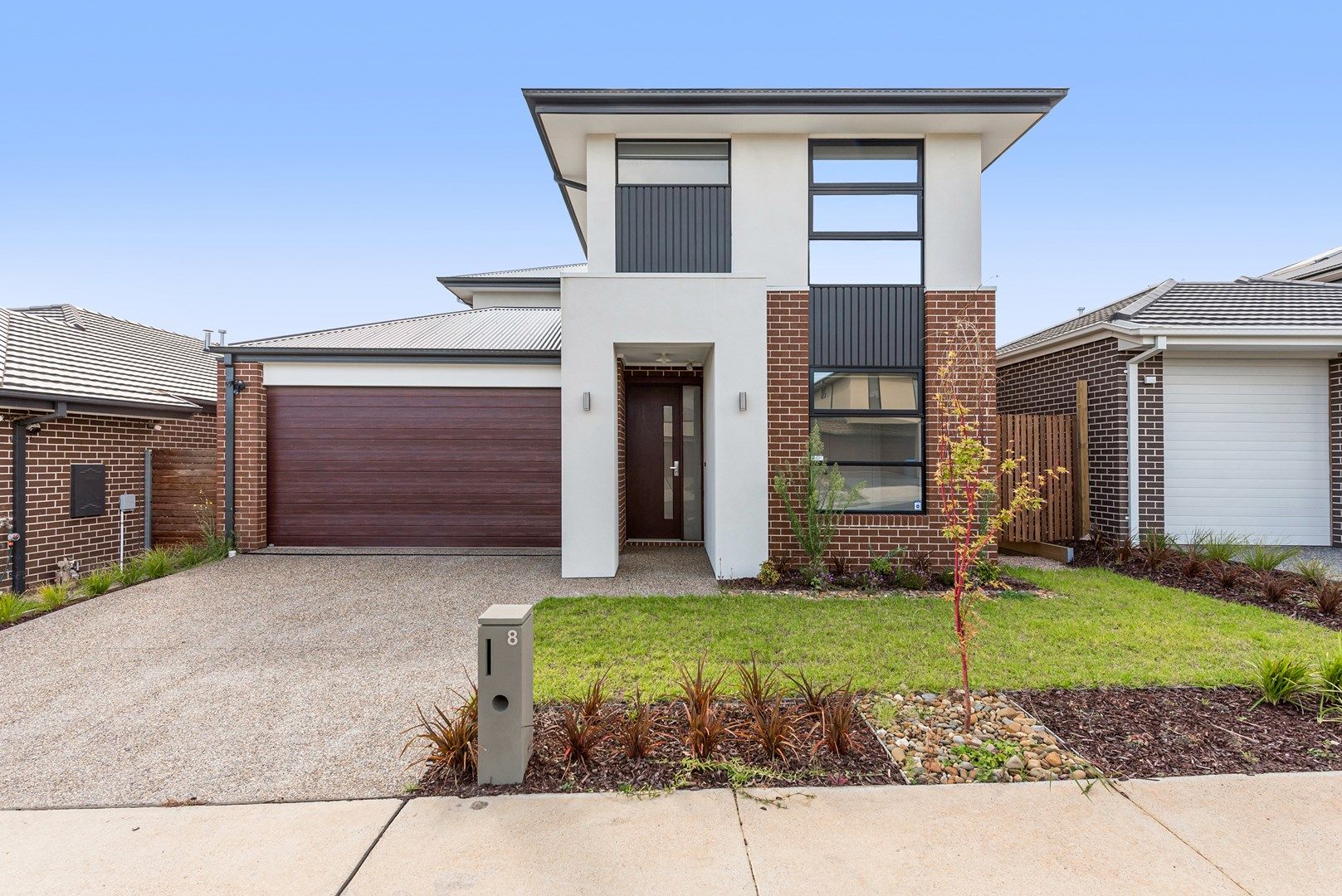 5 bedrooms House in 8 Rocklea Drive WANTIRNA SOUTH VIC, 3152