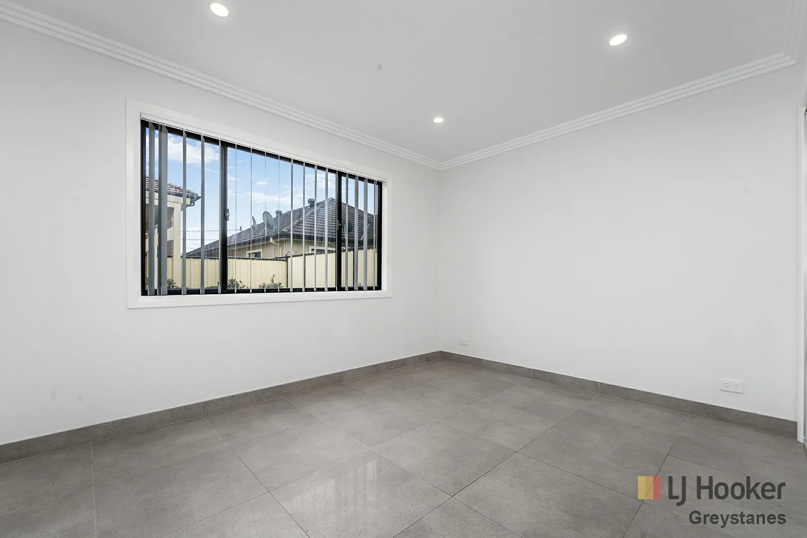 $1,900,000 - 663SQM, 3 SEPARATE INCOMES OR FOR 3 FAMILIES!!! - Aanzicht 5