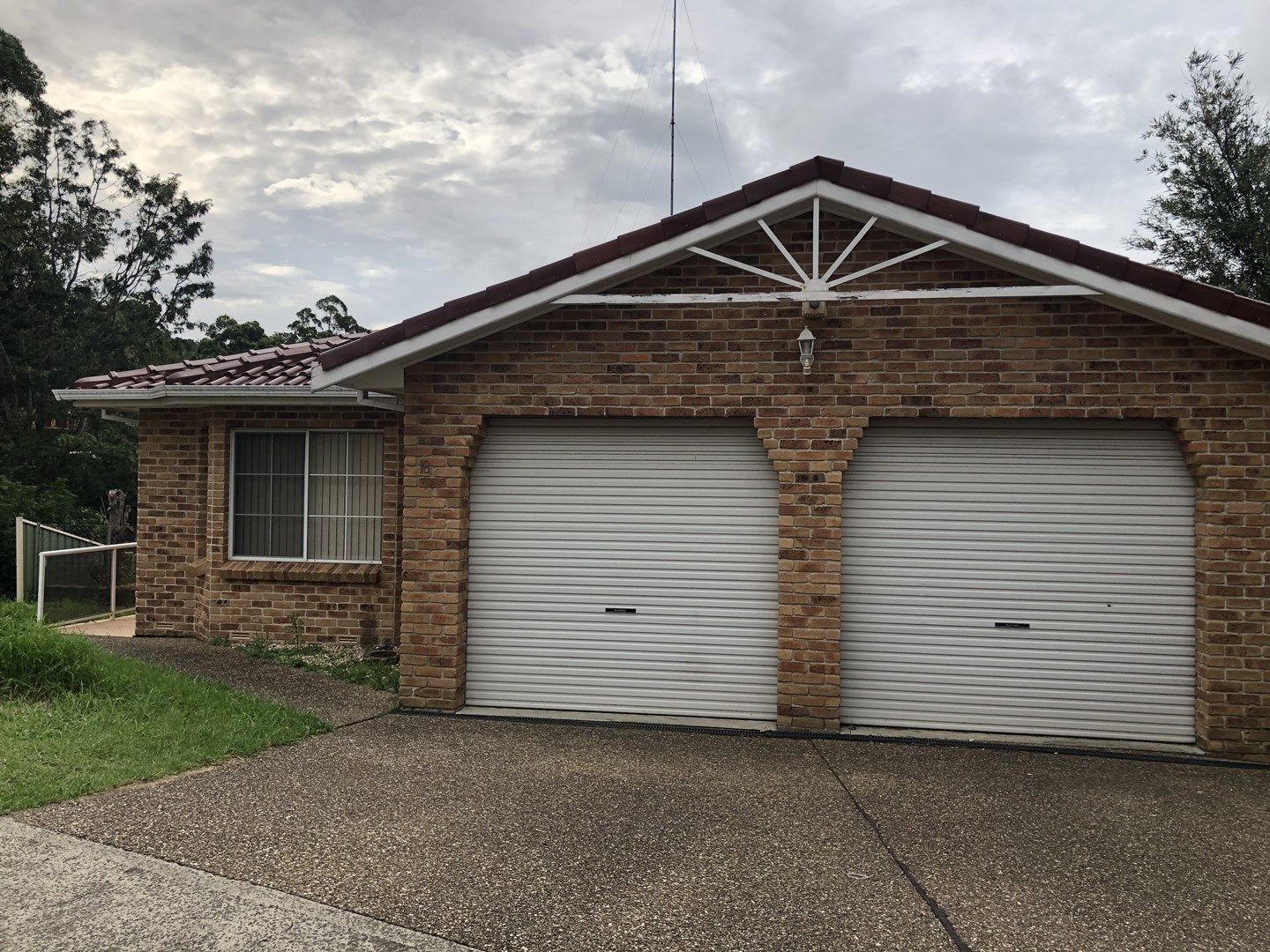 6 bedrooms House in 18 Geral Grove CORDEAUX HEIGHTS NSW, 2526