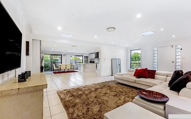 4 bedrooms House in 6 Lautoka Court CLEAR ISLAND WATERS QLD, 4226