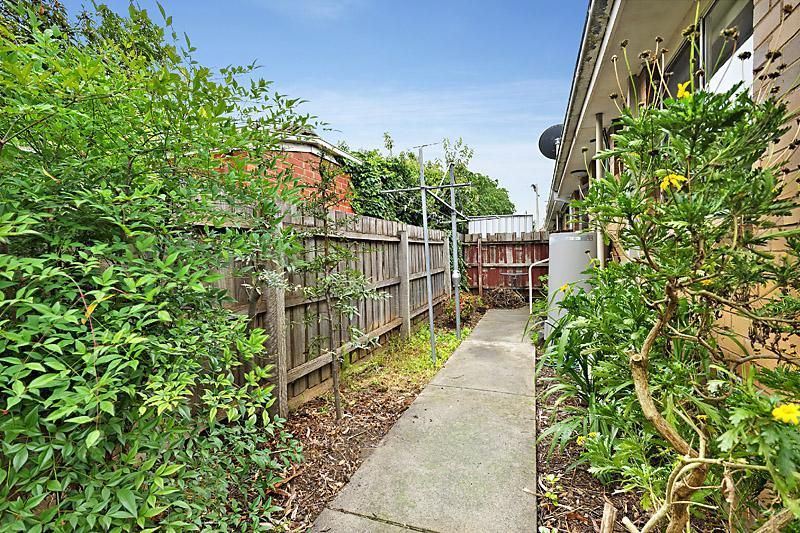 3/11 Merchiston Grove, STRATHMORE VIC 3041, Image 2