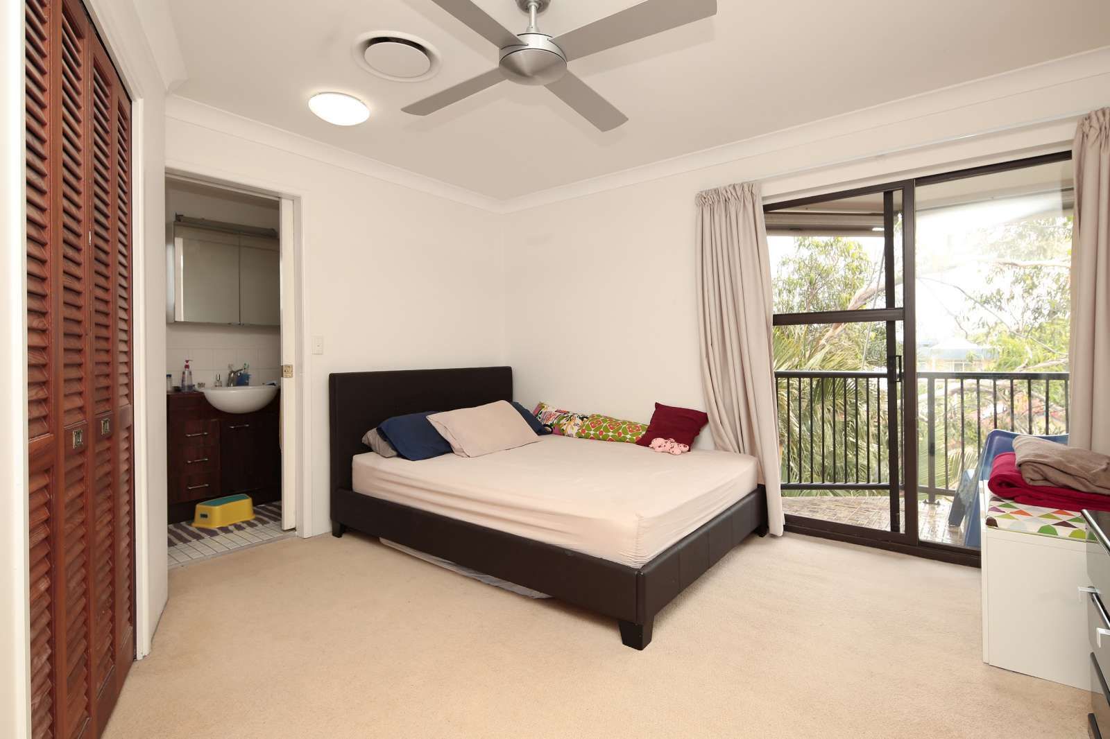 12/116 Clarence Road, Indooroopilly QLD 4068, Image 2