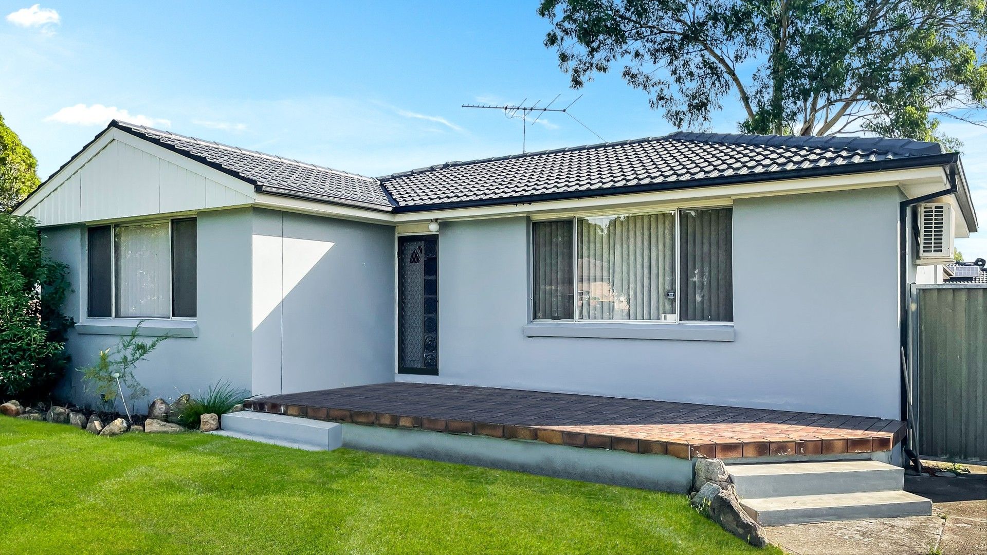 3 bedrooms House in 42 Tichborne Drive QUAKERS HILL NSW, 2763