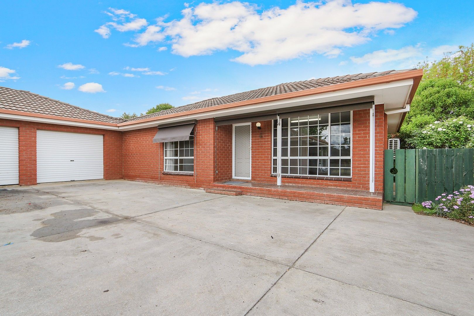 2 bedrooms Apartment / Unit / Flat in 2/418 Ross Circuit LAVINGTON NSW, 2641