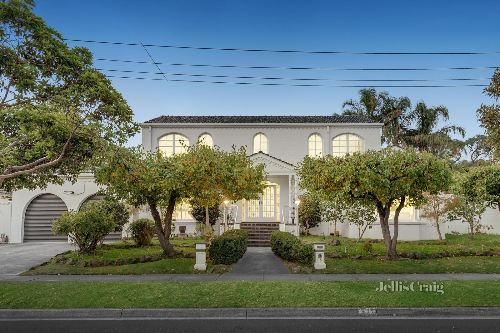 5 bedrooms House in 15 Annesley Court MOUNT WAVERLEY VIC, 3149