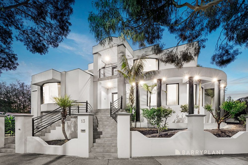 4 bedrooms House in 13 University Drive MILL PARK VIC, 3082