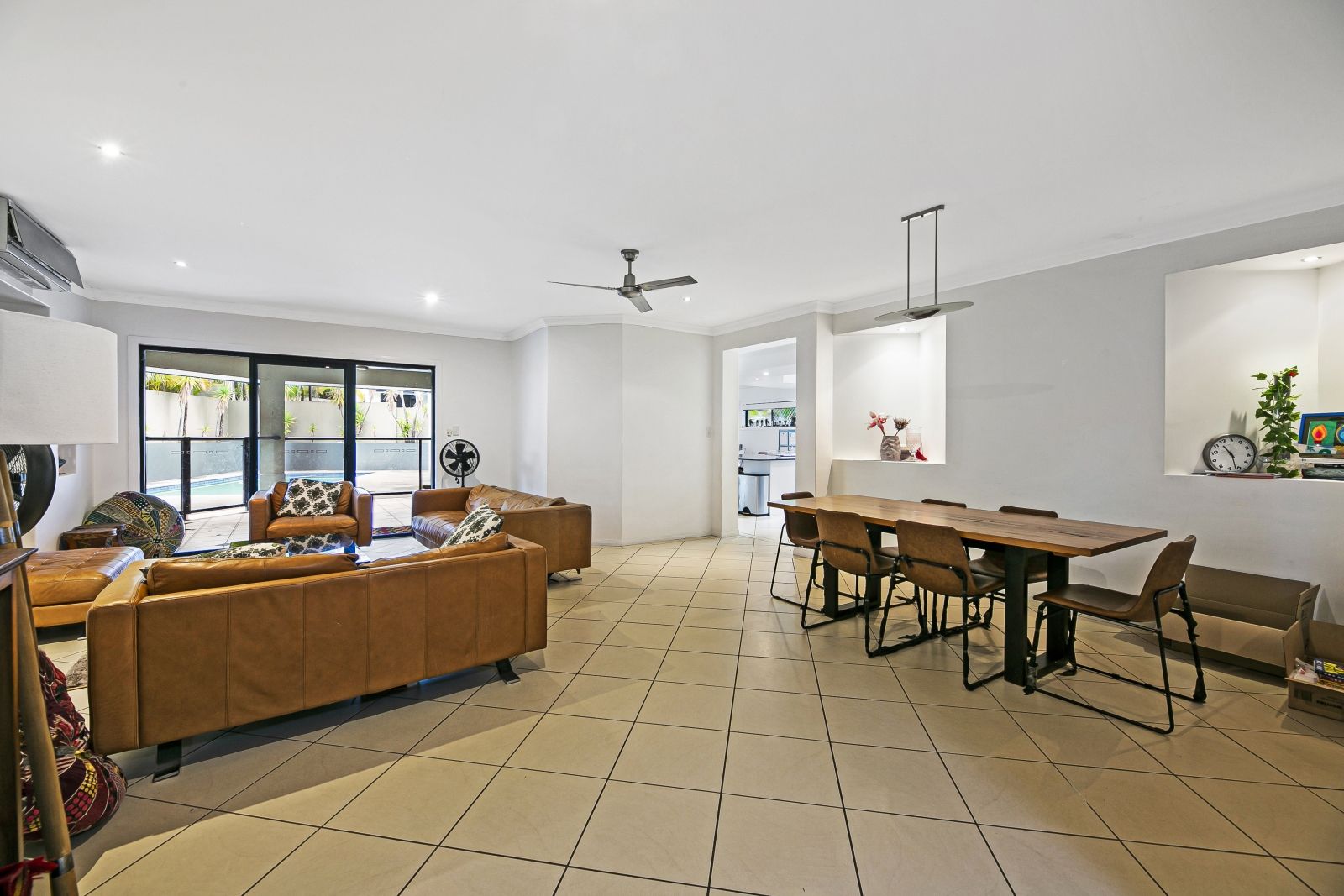 8 Blackfen Court, Arundel QLD 4214, Image 2