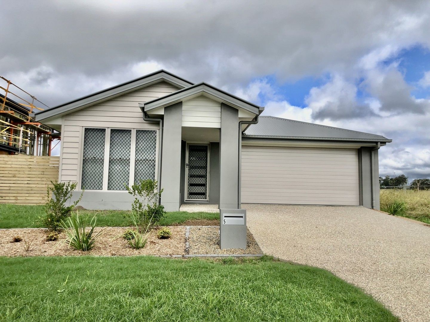 4 bedrooms House in 5 Langland Circuit WALLOON QLD, 4306
